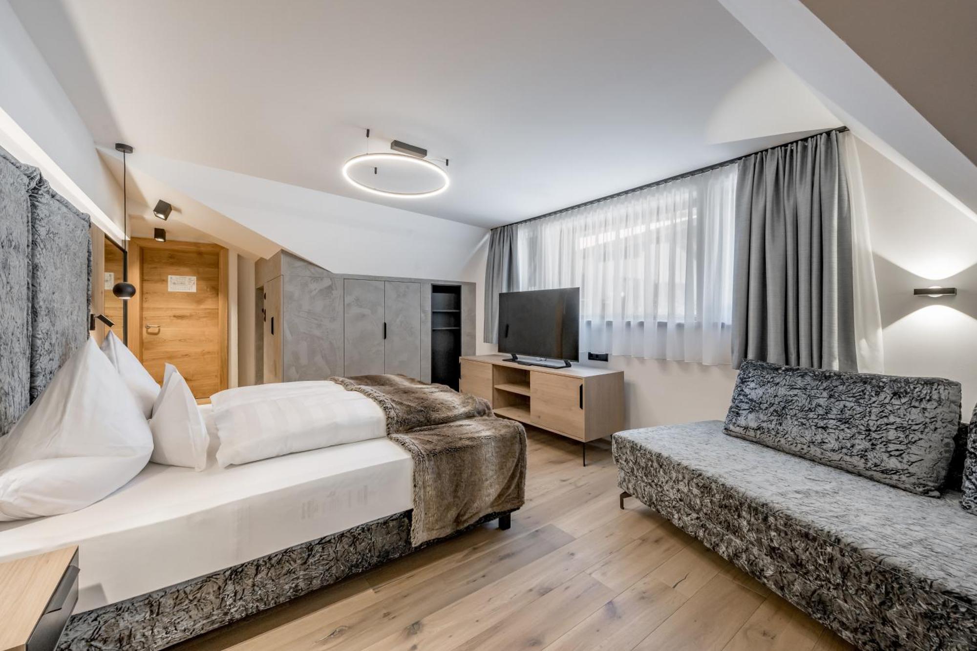 Grauer Bar 4*